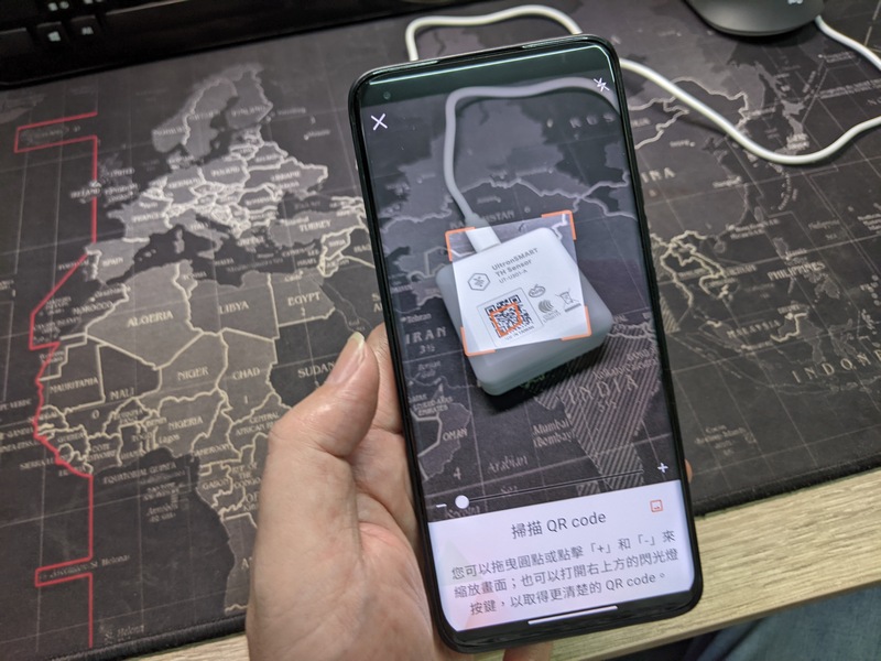 按下 App 下方正中間的掃描按鈕，對準溫濕度感應器後方的 QR-Code 進行連線